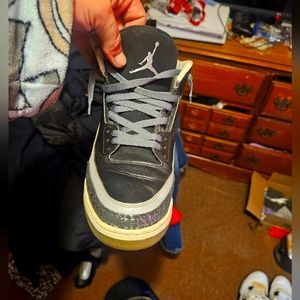 Retro  Jordan 3s cement limited edition